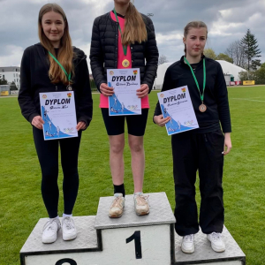 ZUZANNA GIŻEWSKA uczennica klasy 8B  z wynikiem 4:13’18” w biegu na 1000m zajęła trzecie miejsce.