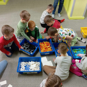 Przedszkolaki z wizytą w naszej szkole, na zajęciach w ramach „Laboratoriów Przyszłości”.