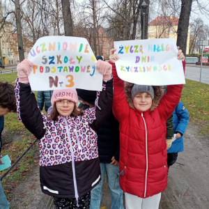 Uczniowie klasy 4 b na spacerze z okazji Dnia Życzliwości