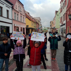 Uczniowie klasy 4 b na spacerze z okazji Dnia Życzliwości