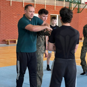 Dyrektor I LO w Rawiczu podczas zajęć z młodzieżą 