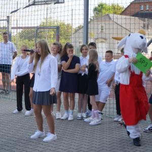 Uroczyste rozpoczęcie roku szkolnego 2025/26 na boisku szkolnym. Występy uczniów.