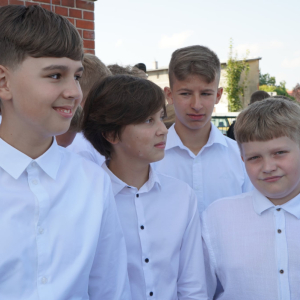 Uroczyste rozpoczęcie roku szkolnego 2025/26 na boisku szkolnym. Uczniowie klasy 7b.