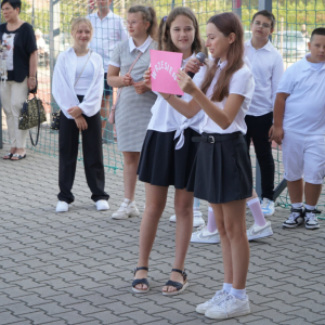 Uroczyste rozpoczęcie roku szkolnego 2025/26 na boisku szkolnym. Występy uczniów.
