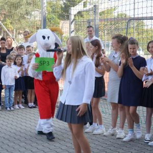 Uroczyste rozpoczęcie roku szkolnego 2025/26 na boisku szkolnym. Występy uczniów.