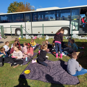 Uczniowie klas I - III w Gospodarstwie Rolnym Państwa Sznajder