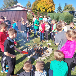 Uczniowie klas I - III w Gospodarstwie Rolnym Państwa Sznajder