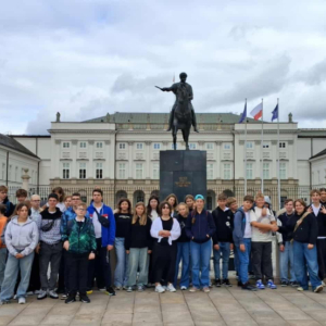 Uczniowie przed Pałacem Prezydenckim w Warszawie