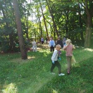 Nasi uczniowie podczas akcji sprzątania świata – „W naturę z kulturą” fot.11