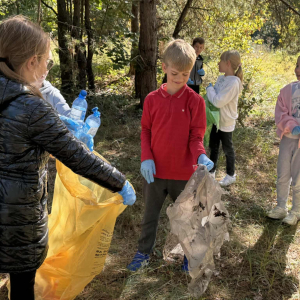 Nasi uczniowie podczas akcji sprzątania świata – „W naturę z kulturą” fot.17