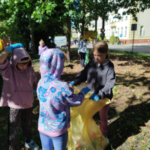 Nasi uczniowie podczas akcji sprzątania świata – „W naturę z kulturą” fot.5