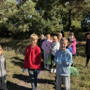 Nasi uczniowie podczas akcji sprzątania świata – „W naturę z kulturą” fot.13