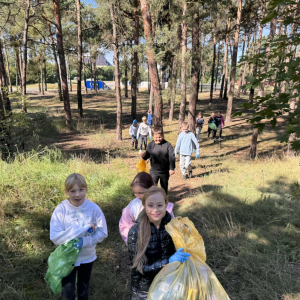 Nasi uczniowie podczas akcji sprzątania świata – „W naturę z kulturą” fot.15