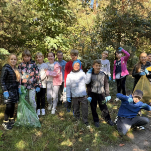 Nasi uczniowie podczas akcji sprzątania świata – „W naturę z kulturą” fot.14