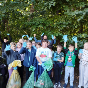 Nasi uczniowie podczas akcji sprzątania świata – „W naturę z kulturą” fot.1