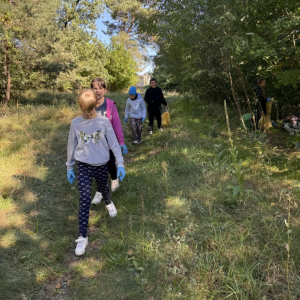 Nasi uczniowie podczas akcji sprzątania świata – „W naturę z kulturą” fot.12