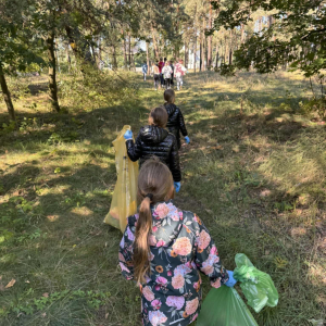 Nasi uczniowie podczas akcji sprzątania świata – „W naturę z kulturą” fot.18
