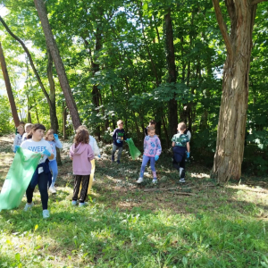 Nasi uczniowie podczas akcji sprzątania świata – „W naturę z kulturą” fot.6