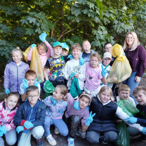 Nasi uczniowie podczas akcji sprzątania świata – „W naturę z kulturą” fot.4
