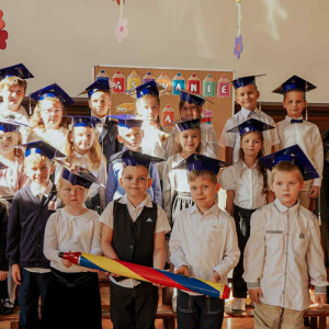 Uczniowie klasy pierwszej wraz z wychowawcą