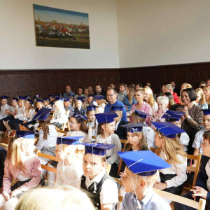 Uczniowie i rodzice klas pierwszych