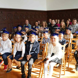 Uczniowie i rodzice klas pierwszych