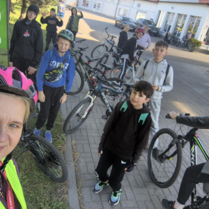 Uczestnicy Powiatowego Zlotu Rowerowego ze swoim opiekunem panią Kamilą Heinze