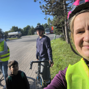 Uczestnicy Powiatowego Zlotu Rowerowego ze swoim opiekunem panią Kamilą Heinze
