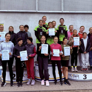 Uczestnicy Festiwalu Sztafet Lekkoatletycznych Mistrzostw Rejonu Leszczyńskiego