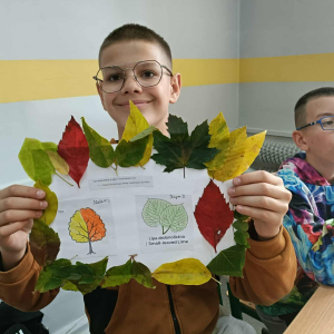Uczniowie i ich prace podczas warsztatów z okazji Międzynarodowego Dnia Drzewa fot. 19