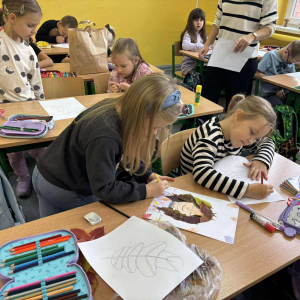 Uczniowie i ich prace podczas warsztatów z okazji Międzynarodowego Dnia Drzewa fot. 14