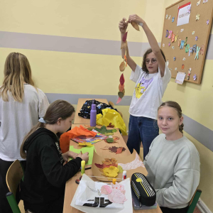 Uczniowie i ich prace podczas warsztatów z okazji Międzynarodowego Dnia Drzewa fot. 32