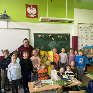 Uczniowie i ich prace podczas warsztatów z okazji Międzynarodowego Dnia Drzewa fot. 57