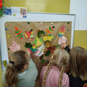 Uczniowie i ich prace podczas warsztatów z okazji Międzynarodowego Dnia Drzewa fot. 61