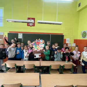 Uczniowie i ich prace podczas warsztatów z okazji Międzynarodowego Dnia Drzewa fot. 75