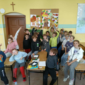 Uczniowie i ich prace podczas warsztatów z okazji Międzynarodowego Dnia Drzewa fot. 18