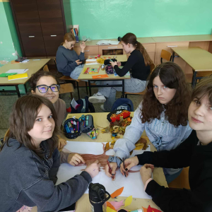 Uczniowie i ich prace podczas warsztatów z okazji Międzynarodowego Dnia Drzewa fot. 26