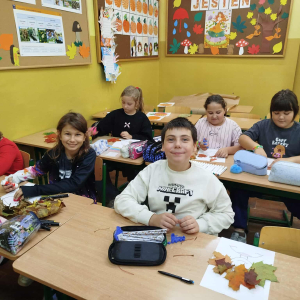 Uczniowie i ich prace podczas warsztatów z okazji Międzynarodowego Dnia Drzewa fot. 65