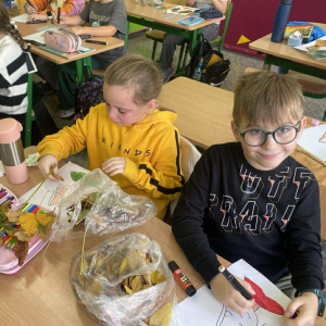 Uczniowie i ich prace podczas warsztatów z okazji Międzynarodowego Dnia Drzewa fot. 45