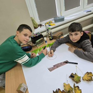 Uczniowie i ich prace podczas warsztatów z okazji Międzynarodowego Dnia Drzewa fot. 33