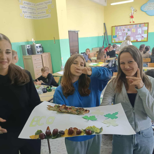 Uczniowie i ich prace podczas warsztatów z okazji Międzynarodowego Dnia Drzewa fot. 36
