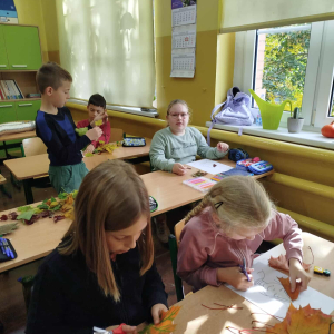 Uczniowie i ich prace podczas warsztatów z okazji Międzynarodowego Dnia Drzewa fot. 63