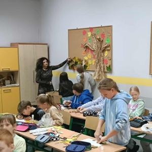 Uczniowie i ich prace podczas warsztatów z okazji Międzynarodowego Dnia Drzewa fot. 22