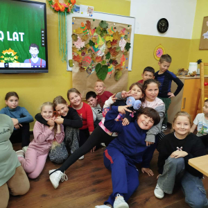 Uczniowie i ich prace podczas warsztatów z okazji Międzynarodowego Dnia Drzewa fot. 60