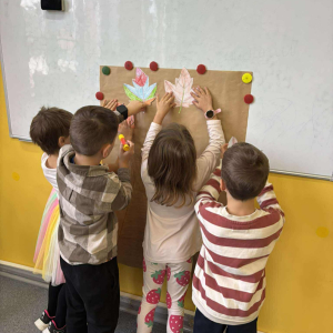 Uczniowie i ich prace podczas warsztatów z okazji Międzynarodowego Dnia Drzewa fot. 12