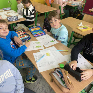 Uczniowie i ich prace podczas warsztatów z okazji Międzynarodowego Dnia Drzewa fot. 58