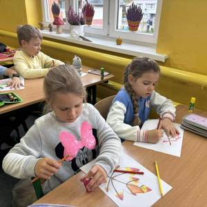Uczniowie i ich prace podczas warsztatów z okazji Międzynarodowego Dnia Drzewa fot. 1