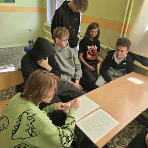 Uczniowie i ich prace podczas warsztatów z okazji Międzynarodowego Dnia Drzewa fot. 67