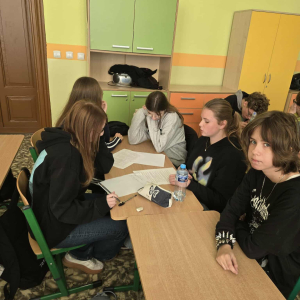 Uczniowie i ich prace podczas warsztatów z okazji Międzynarodowego Dnia Drzewa fot. 66