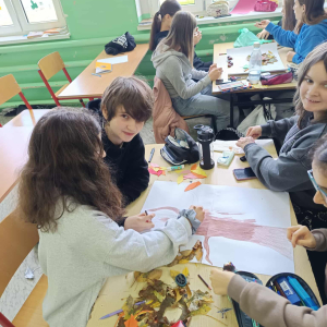 Uczniowie i ich prace podczas warsztatów z okazji Międzynarodowego Dnia Drzewa fot. 30